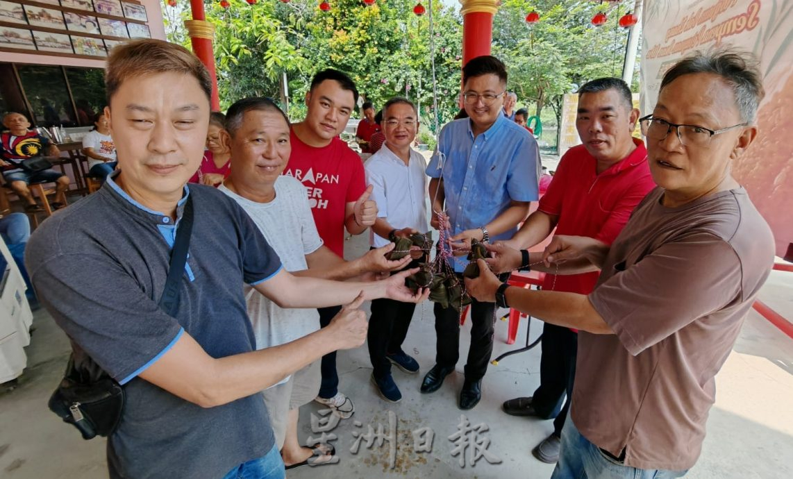 (古城第九版主文)甲市区国会格西当州选区联合四村委会裹800粽,赠送村委会、行动党党员及居民庆佳节