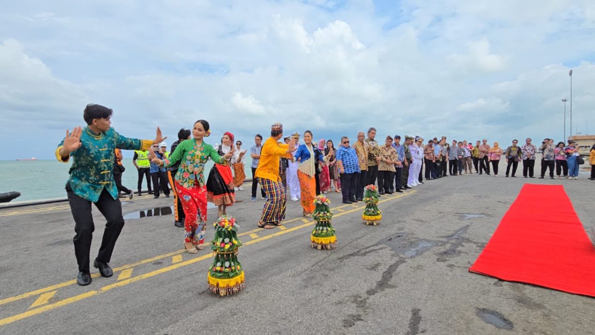 （古城第二版主文）“克里德瓦鲁奇”（KRI Dewaruci）抵达马六甲丹绒布拉斯码头