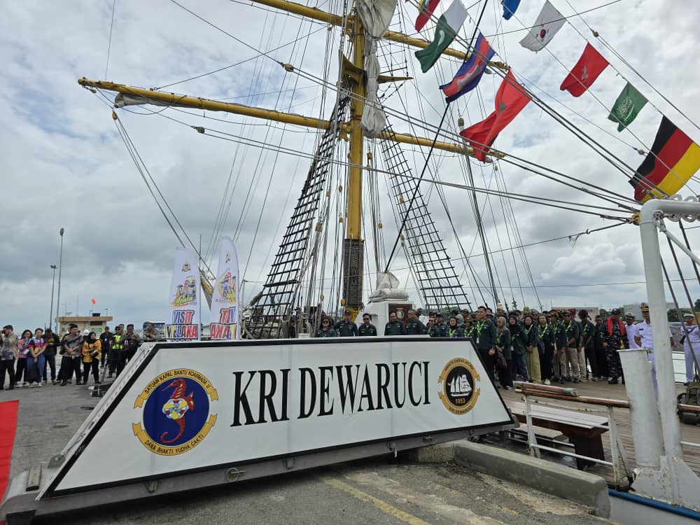 （古城第二版主文）“克里德瓦鲁奇”（KRI Dewaruci）抵达马六甲丹绒布拉斯码头