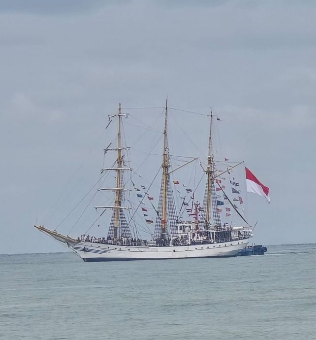 （古城第二版主文）“克里德瓦鲁奇”（KRI Dewaruci）抵达马六甲丹绒布拉斯码头