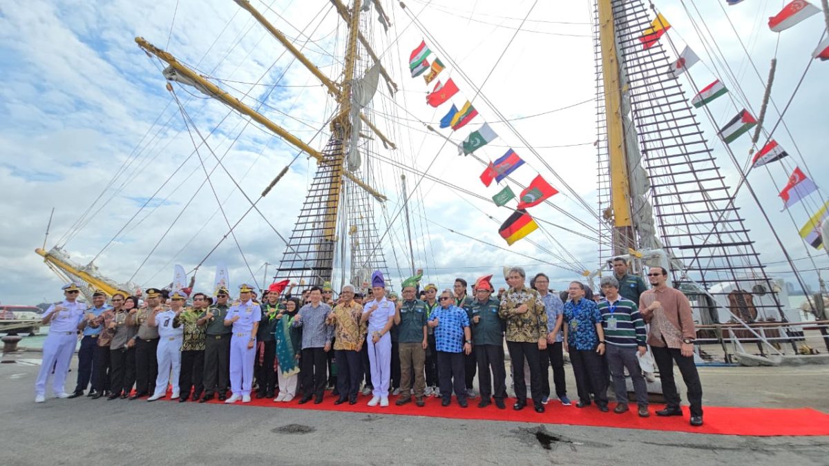 （古城第二版主文）“克里德瓦鲁奇”（KRI Dewaruci）抵达马六甲丹绒布拉斯码头