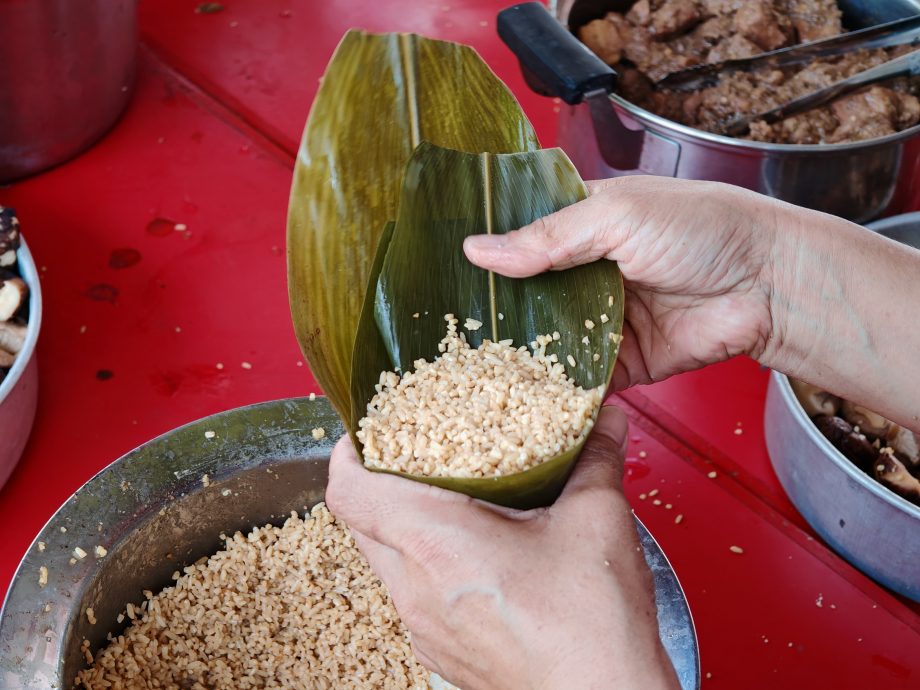 （古城第二版主文）《你动摇了吗》专栏：裹粽除了是文化传承，也是情感的传递