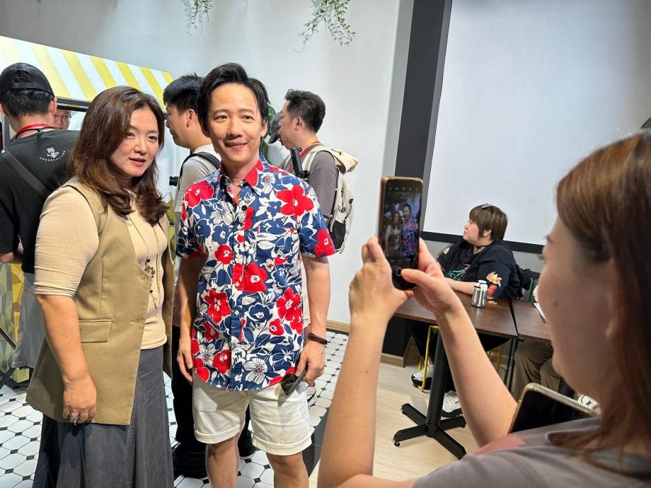 (古城第二版主文)阿牛黄英在古城拍摄《新民歌大会》