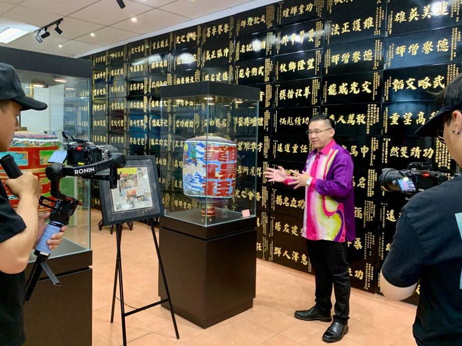 （古城第二版主文）阿牛黄英在古城拍摄《新民歌大会》