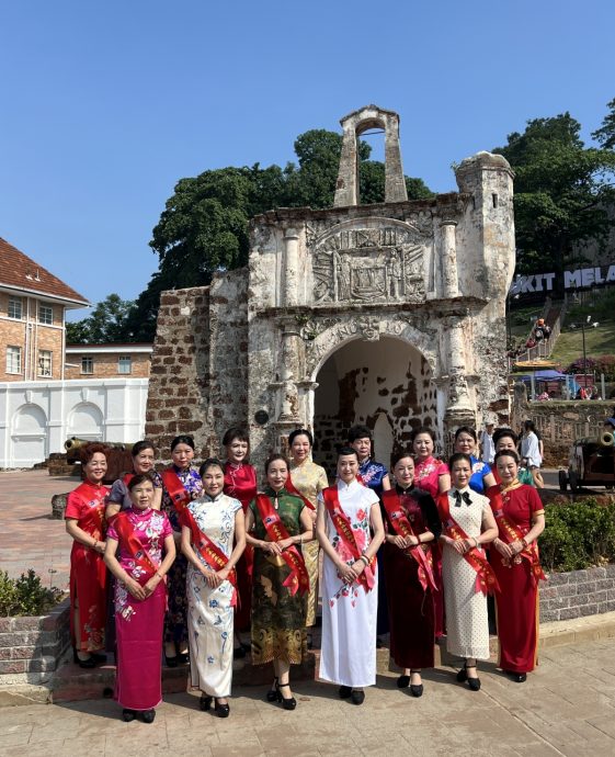 （古城第六版主文）180中国旗袍姐妹亮相古城门造势