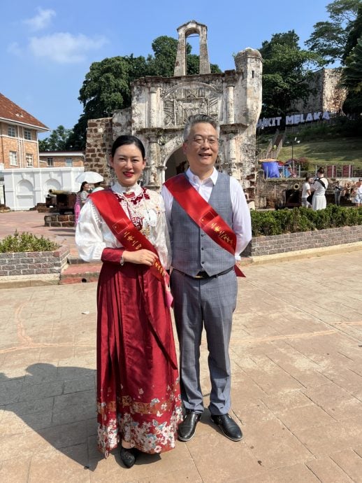 (古城第六版主文)180中国旗袍姐妹亮相古城门造势