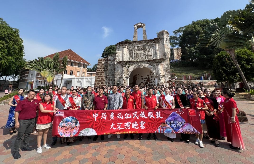 （古城第六版主文）180中国旗袍姐妹亮相古城门造势