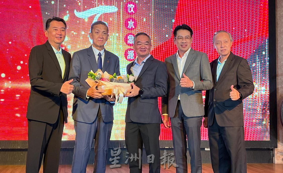 （古城第四版主文）育民小学《饮水思源》百年校庆晚宴，成功筹逾120万令吉远超原定筹款目标