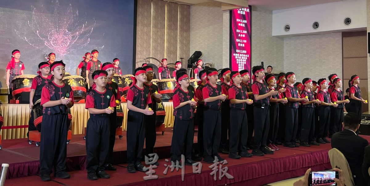 （古城第四版主文）育民小学《饮水思源》百年校庆晚宴，成功筹逾120万令吉远超原定筹款目标