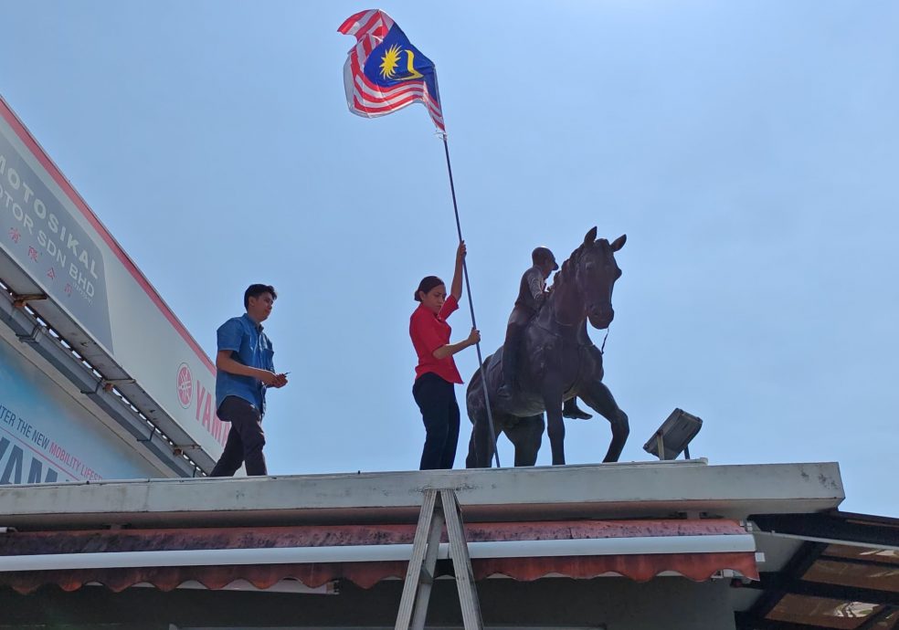 (大北马2)斯丽娜准备在国会为悬挂辉煌条纹问题把脉