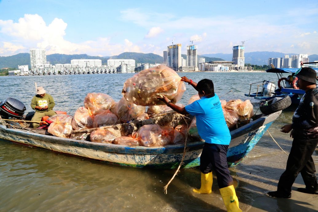 （大北马）主文/义工无人岛捡1255公斤垃圾，欲捉12流浪狗回槟岛不果