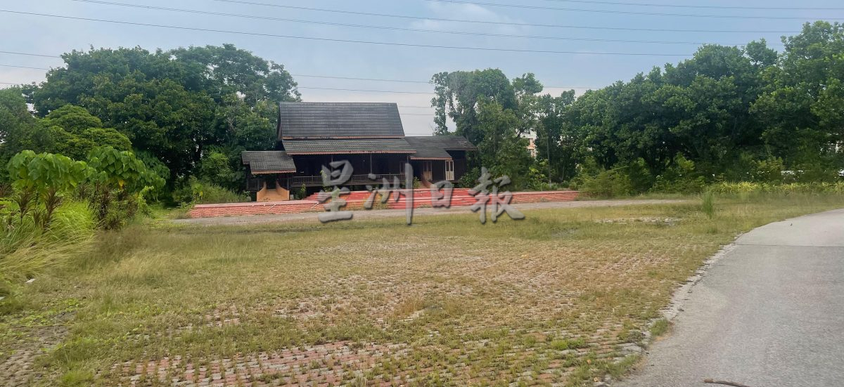 (大北马)主文//昔日热闹农业博览中心如今成荒地