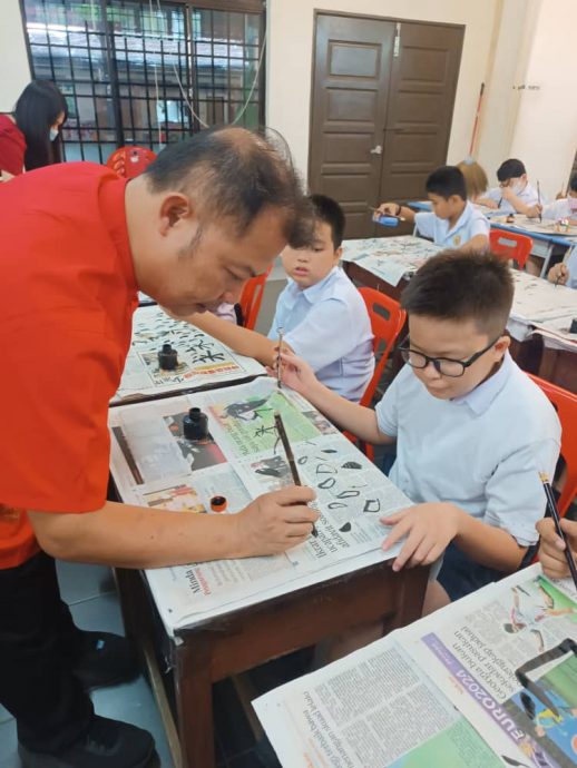 (大北马)亚罗邦士小办书法工作坊 邀谢征财校长主持