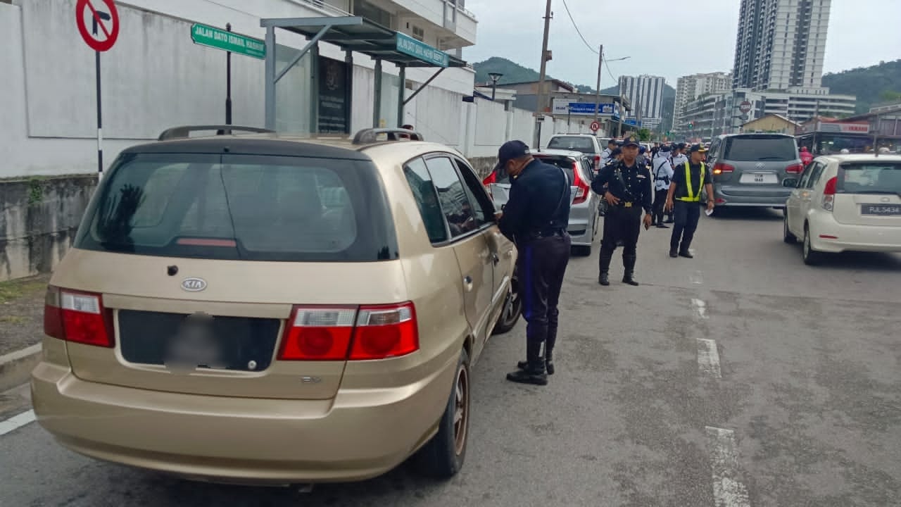 （大北马）从左边车道超车或插队，槟陆路交通局：违规接罚单！