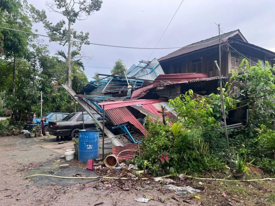 (大北马)吉北今日凌晨下起暴风雨,造成多个地区大树倒塌,其中古邦巴素县内甘榜区的7间屋子受灾,所幸没有任何伤亡。