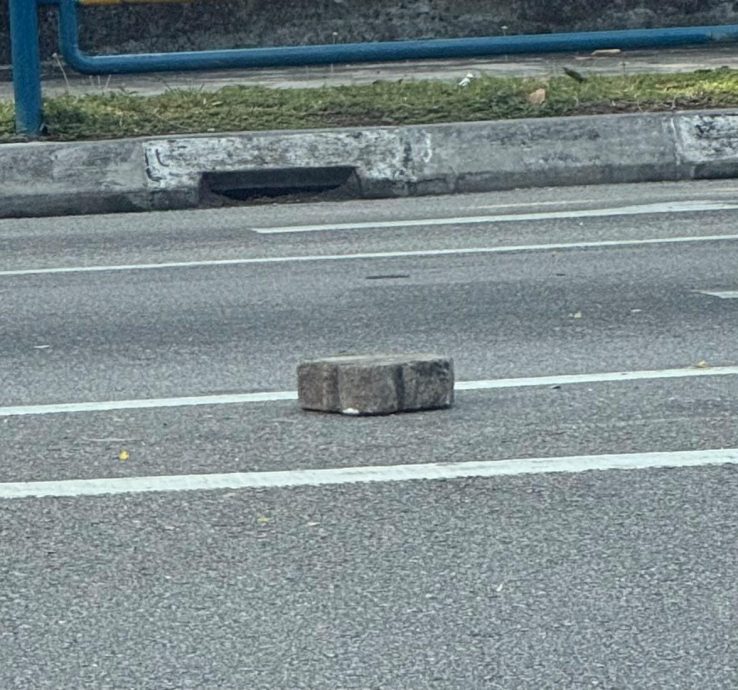 (大北马)女司机开车等交通灯,遭男子抛砖砸车尾