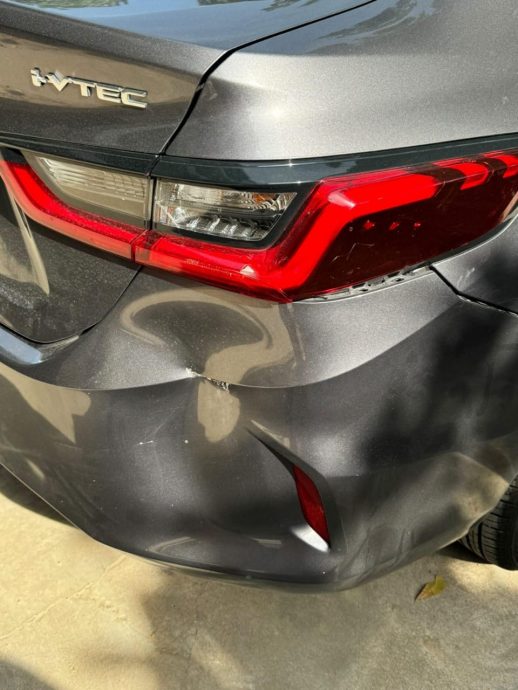 (大北马)女司机开车等交通灯,遭男子抛砖砸车尾