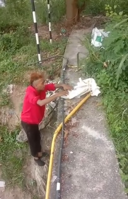 (大北马)男子把猫装入麻袋丢进河