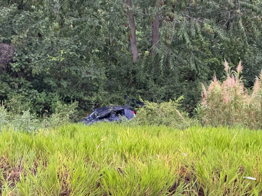 （大北马）轿车失控结果连人带车撞下约40公尺深的山谷所幸司机只蒙受轻