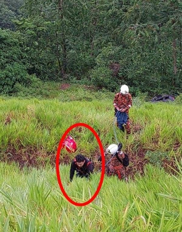 （大北马）轿车失控结果连人带车撞下约40公尺深的山谷所幸司机只蒙受轻