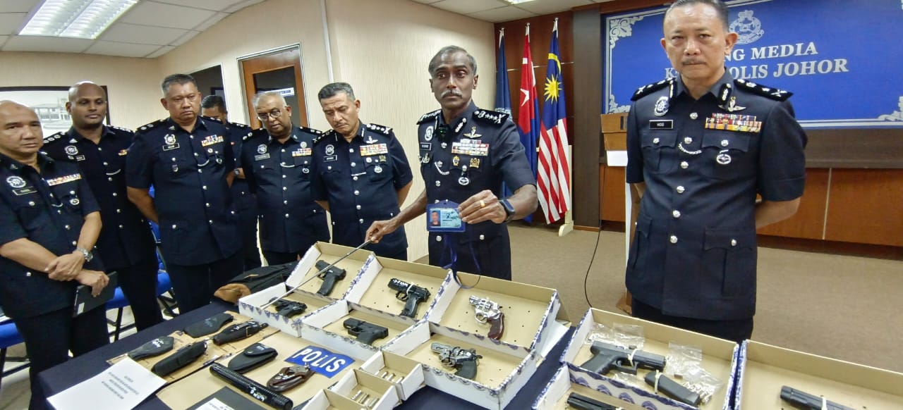 (已签发)全国:柔州警方捣毁走私军火及贩毒团伙 起获6手枪167子弹1.82公斤毒品