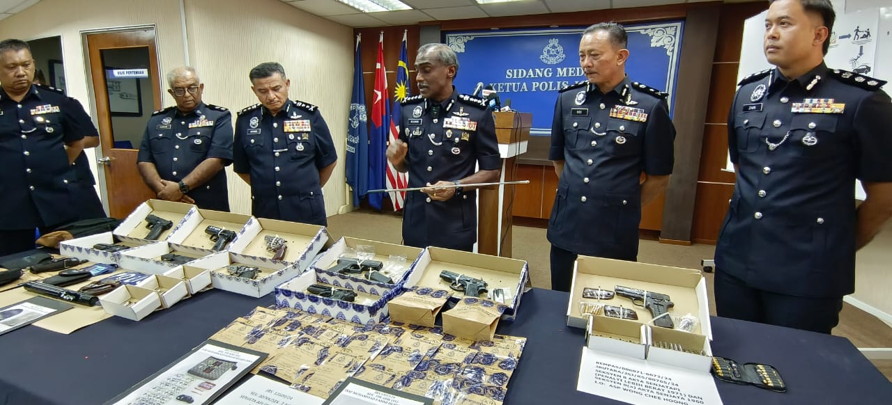 (已签发)全国:柔州警方捣毁走私军火及贩毒团伙 起获6手枪167子弹1.82公斤毒品