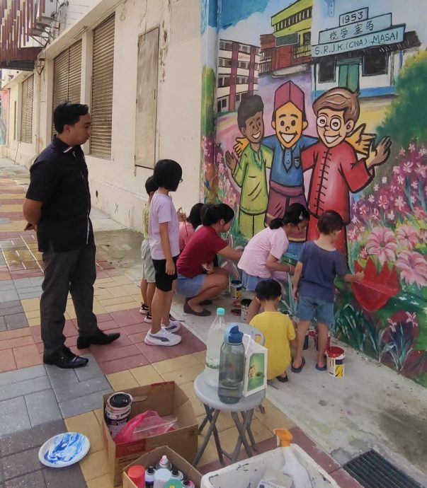(已签发)柔:【特稿】21壁画进驻马西商店后巷 “讲述”在地历史文化