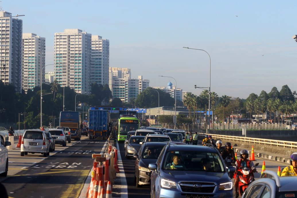 (已签发)柔:封面:新柔长堤建成100周年庆,柔大臣为交通拥堵向人民致歉