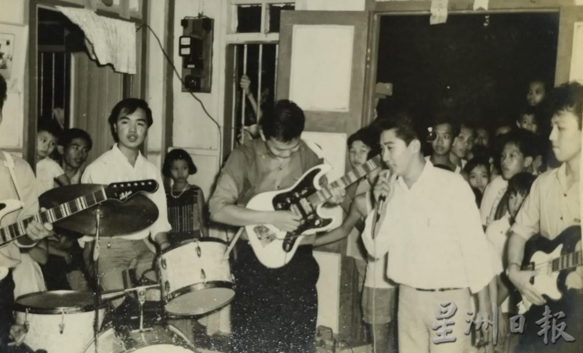 （已签发）柔：封面：昔亚罗拉新村海南街居民 半世纪后筵开12桌聚首叙旧