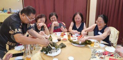 （已签发）柔：封面：昔亚罗拉新村海南街居民 半世纪后筵开12桌聚首叙旧