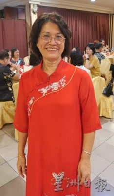 (已签发)柔:封面:昔亚罗拉新村海南街居民 半世纪后筵开12桌聚首叙旧