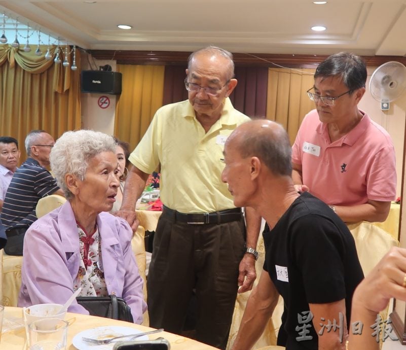 （已签发）柔：封面：昔亚罗拉新村海南街居民 半世纪后筵开12桌聚首叙旧