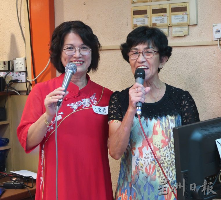 （已签发）柔：封面：昔亚罗拉新村海南街居民 半世纪后筵开12桌聚首叙旧