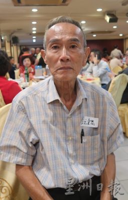 (已签发)柔:封面:昔亚罗拉新村海南街居民 半世纪后筵开12桌聚首叙旧