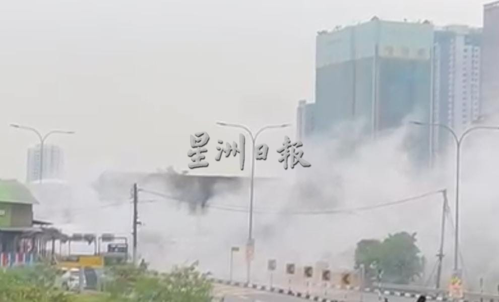 (已签发)柔:新山警匪枪战|民众听到枪声 特警驾多车包抄截停