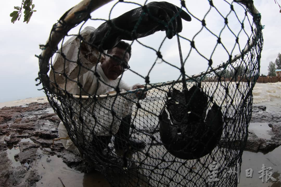 (已签发)柔:**版三**受油污事件影响 四湾岛渔民停工一周
