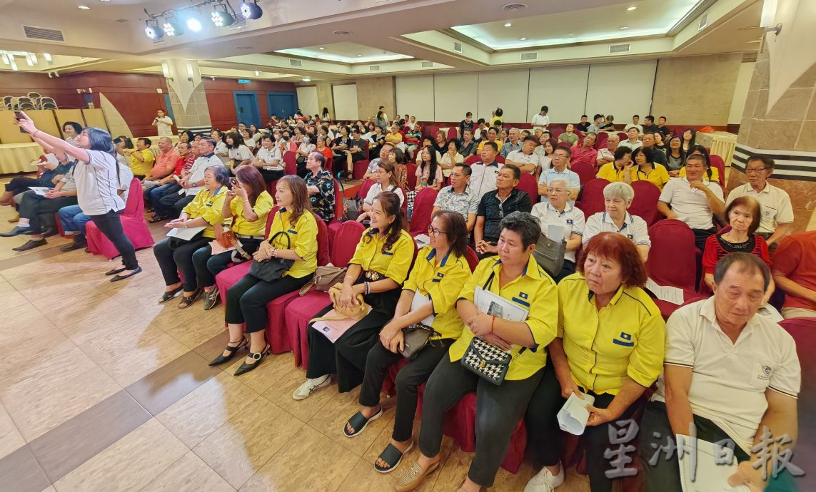 （已签发）柔：**版头之一**张有全：峇金宝花园获40万拨款，重修后巷水沟纾解水患