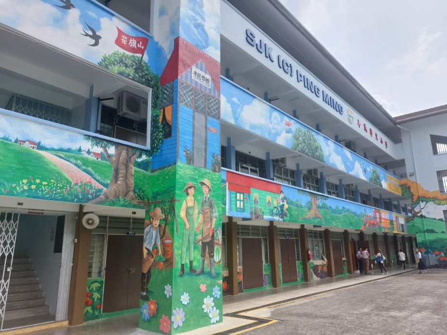 （已签发）柔：特稿：结合色彩和历史 平民华小巨型壁画诉说花旗山故事