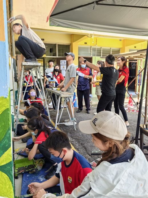 （已签发）柔：特稿：结合色彩和历史 平民华小巨型壁画诉说花旗山故事