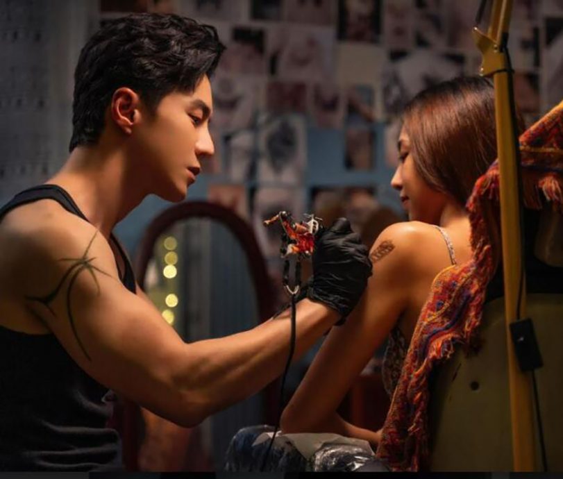 (已签发)柔:狮城二三事头条:《破茧2》演变态杀手 死猪身上夹蛆虫 王冠逸:巨臭难挡