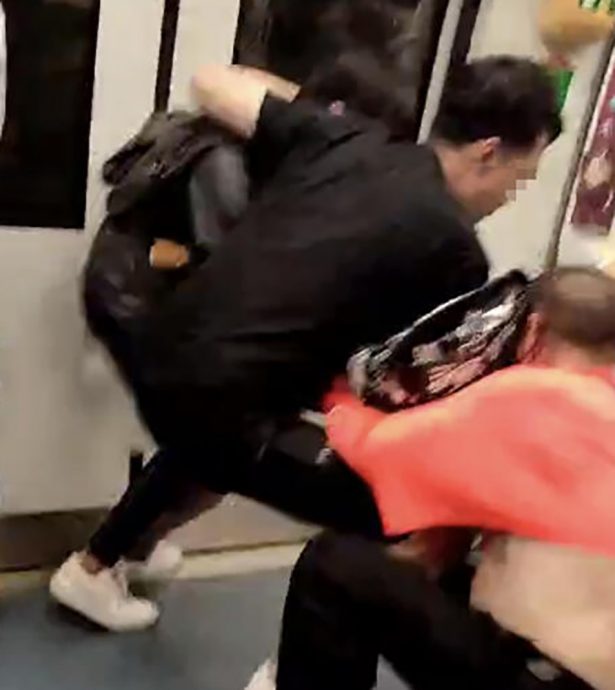 (已签发)柔:狮城二三事:2男地铁内互殴 血溅车厢吓坏乘客