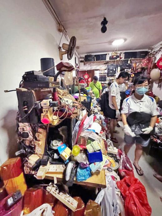 (已签发)柔:狮城二三事:68岁屋主跌倒入院 义工助清理垃圾屋