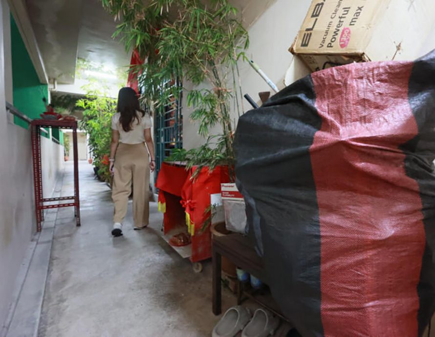 (已签发)柔:狮城二三事:杂物堆积至电梯口 有神台香炉 邻忧引火患