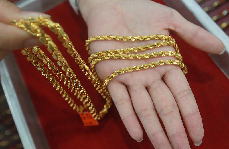 （已签发）柔：狮城二三事：清洁工称借钱被拒　偷珠宝行3金链