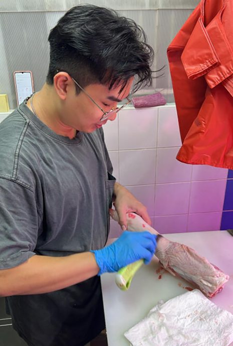 (已签发)柔:狮城二三事:父逝与妻继家业 狮城白领转战巴刹卖猪肉