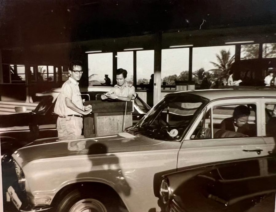 （已签发）柔：狮城二三事：狮城移民与关卡局分享黑白照 回顾那些年的通关情况