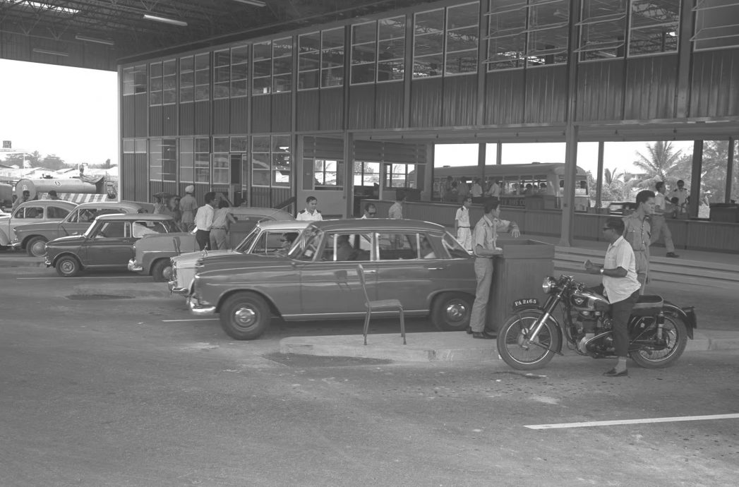 （已签发）柔：狮城二三事：狮城移民与关卡局分享黑白照 回顾那些年的通关情况