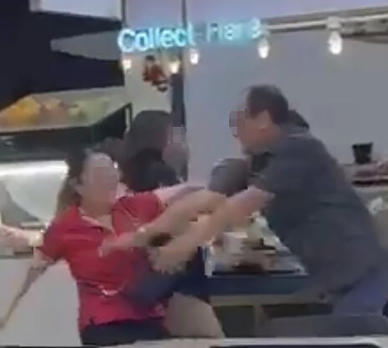 （已签发）柔：狮城二三事：疑2啤酒女闹不和　酒客护花大打出手