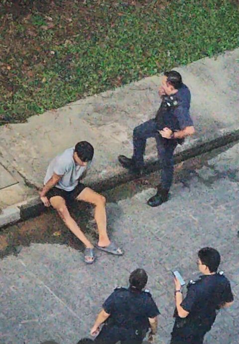 (已签发)柔:狮城二三事:组屋楼下持武器纠众闹事 3少年被捕 1青年送院