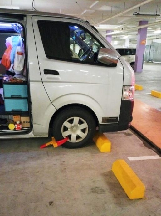 (已签发)柔:狮城二三事:被指停居民车位 货车被锁罚272新元 维修工:公寓指示牌具误导性